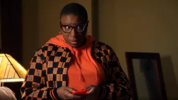 Burberry Brookland Plaid Bomber Jacket porté par Henrietta 'Hen' Wilson (Aisha Hinds) vu dans 9-1-1 (S05E15)
