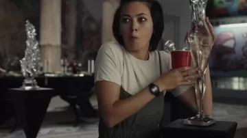 Reloj casio digital usado por Peg (Jessica Henwick) como se ve en Glass Onion: A Knives Out Mystery
