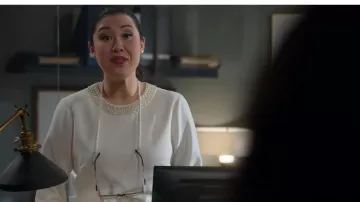Vestido de H&M con barbas nacaradas usado por Sherri Kansky (Ruthie Ann Miles) como se ve en All Rise (S02E12)