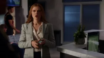 Manteau à trois boutons à carreaux du Club Monaco porté par Taylor Kelly (Megan West) vu dans le 9-1-1 (S05E16)