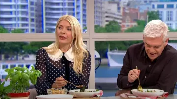 LK Bennett Sophia Navy And Cream Spot Print Frill Collar Blouse porté par Holly Willoughby comme vu dans This Morning le 3 octobre 2022
