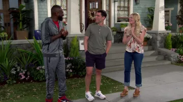 Zapatillas New Balance 237V1 usadas por Dave (Max Greenfield) como se ve en The Neighborhood (S05E03)
