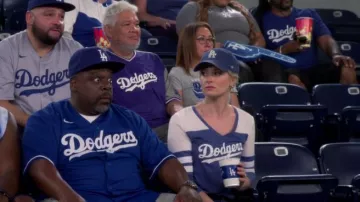Gorra de béisbol de Los Ángeles '47 usada por Gemma (Beth Behrs) como se ve en The Neighborhood (S05E03)