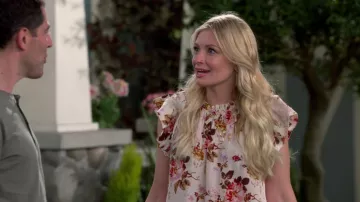 Sea Floral Print Flutter Sleeve Silk Top porté par Gemma (Beth Behrs) vu dans The Neighborhood (S05E03)