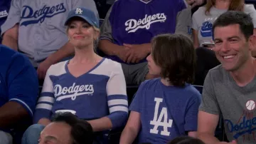 Los Angeles Dodgers Fanatics Branded porté par Gemma (Beth Behrs) comme vu dans The Neighborhood (S05E03)