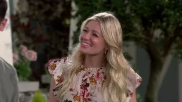 Madewell Three Pack Collector Hoop Earring Set porté par Gemma (Beth Behrs) vu dans The Neighborhood (S05E03)