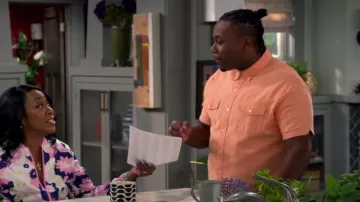 Ben Sherman Garment Dye Camisa de lino de manga corta usada por Marty (Marcel Spears) como se ve en The Neighborhood (S05E03)