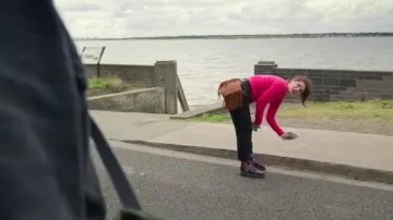 Dr. Martens Vegan Blaire Flatform usado por Becka Garvey (Eve Hewson) como se ve en Bad Sisters (S01E01)