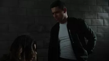 All Saints Boyton Leather Bomber Jacket porté par Nick Torres (Wilmer Valderrama) comme on le voit dans NCIS (S20E03)