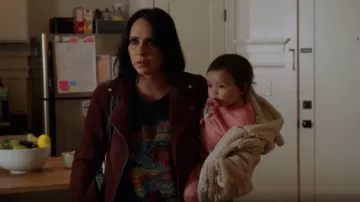 Mother The Rowdy Graphic Tee usado por Maddie Kendall (Jennifer Love Hewitt) como se ve en 9-1-1 (S05E17)