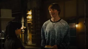 Sudadera Guess Eco Willis usada por Zack Jackson (Calum Worthy) como se ve en Reboot (S01E02)