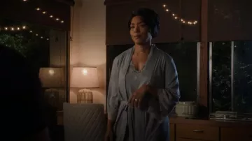Natori Zen Floral Jersey Pijama usado por Athena Grant (Angela Bassett) como se ve en 9-1-1 (S05E17)