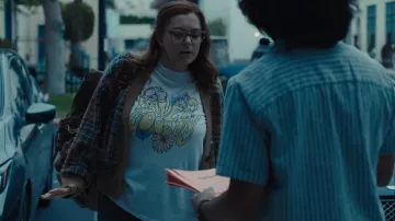 Cardigan re/fait des années 90 porté par Hannah (Rachel Bloom) comme vu dans Reboot (S01E02)