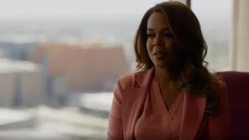 Emporio Armani Blazer con bolsillos usados por Maxine Roby (Paula Newsome) como se ve en CSI: Vegas (S02E01)