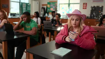 Canada Goose Approach Chaqueta rosa Parka usada por Stephanie (Rebel Wilson) como se ve en el vestuario de la película Senior Year