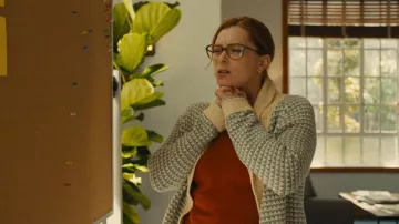 Le Great Minicheck Lodge Cardigan porté par Hannah (Rachel Bloom) vu dans Reboot (S01E03)