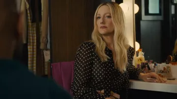 Nili Lotan Carina Top usado por Bree Marie Jensen (Judy Greer) como se ve en Reboot (S01E04)