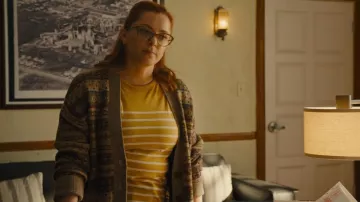 Re/Done '90s Oversize Cardigan porté par Hannah (Rachel Bloom) comme on le voit dans Reboot (S01E05)