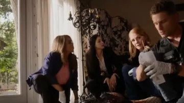 Cartier Tank Must Watch usado por la detective Serena Chávez (Ariana Guerra) como se ve en CSI: Vegas (S02E01)