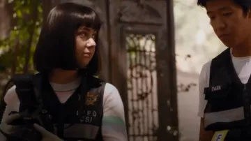 Club Monaco Everywear Cashmere Crewneck Sweater usado por Penny Gill (Sarah Gilman) como se ve en CSI: Vegas (S02E01)