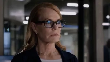 Gafas Ray-Ban en tortuga usadas por Catherine Willows (Marg Helgenberger) como se ve en el vestuario de la serie de televisión CSI: Vegas (S02E01)