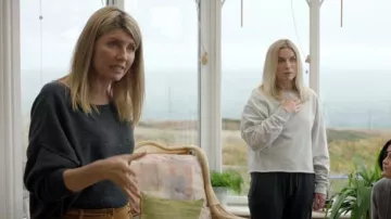 Suéter de lana en gris oscuro usado por Eva Garvey (Sharon Horgan) en los trajes del programa de televisión Bad Sisters (Temporada 1 Episodio 8)