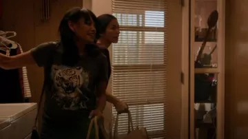 Guess Tiger Dream Easy Graphic Camiseta de manga corta usada por Fiona (Martha Millan) como se ve en The Cleaning Lady (S02E03)