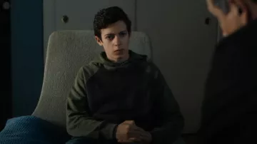 All Saints Lobke Cotton Color Blocked Hoodie usado por Tyler Kelton (Caleb Reese Paul) como se ve en FBI (S05E03)