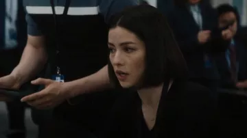 Collier en filigrane en or Kendra Scott Elisa porté par l’analyste Elise Taylor (Vedette Lim) vu dans FBI (S05E03)