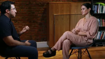 Dr. Martens Voss Quad Hydro Leather Platform Sandal usado por Donna Farizan como se ve en Today with Hoda & Jenna el 4 de octubre de 2022