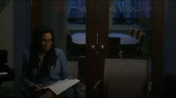 St. John Raised Herringbone Knit Bracelet-Sleeve Jacket porté par Liz Reddick (Audra McDonald) comme on le voit dans The Good Fight (S06E04)