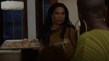 Les poignets Akris Shearling portés par Liz Reddick (Audra McDonald) vus dans The Good Fight (S06E04)