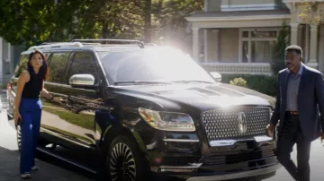 Zapatillas Converse Run Hike usadas por Jenn Chou (Nanrisa Lee) como se ve en Quantum Leap (S01E02)