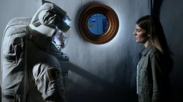 Paige Pacey Collared Jacket porté par Addison Augustine (Caitlin Bassett) vu dans Quantum Leap (S01E02)