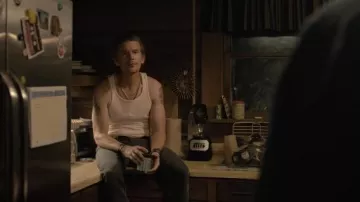 Débardeur blanc porté par Ray (Ethan Hawke) vu dans Raymond & Ray