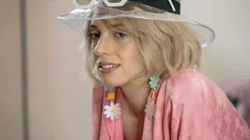 Boucles d’oreilles Multicolor Flowers portées par Eleanor (Maya Hawke) dans la garde-robe du film Do Revenge