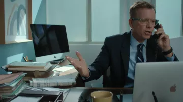 Anteojos de John Varvatos usados por Terry Phelps (Greg Kinnear) como se ve en el vestuario de la serie de televisión Shining Vale (Temporada 1 Episodio 3)