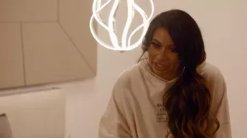 Sudadera con capucha de alta costura Balenciaga usada por Anila Sajja como se ve en Married to Medicine (S09E13)