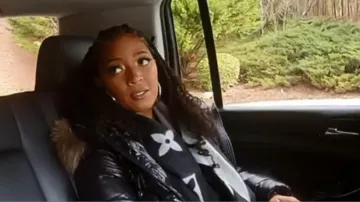 Louis Vuitton Reykjavik Foulard porté par Toya Bush-Harris vu dans Mariés à la médecine (S09E13)