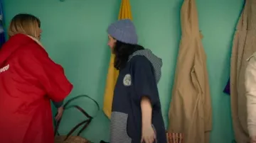 Olaian Adult Surfing Poncho 500 Fish Print usado por Becka Garvey (Eve Hewson) como se ve en Bad Sisters (S01E03)