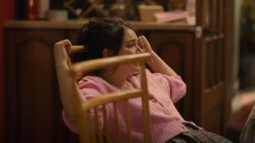 Glassworks London Pink Flower Button Cardigan usado por Becka Garvey (Eve Hewson) como se ve en Bad Sisters (S01E03)