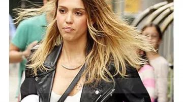 Chaqueta de cuero usada por Jessica Alba en las calles de Manhattan en octubre de 2012