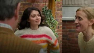 Suéter de mezcla de lana a rayas de Acne Studios usado por Becka Garvey (Eve Hewson) como se ve en Bad Sisters (S01E04)