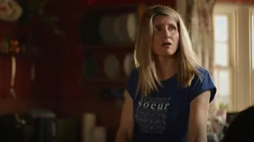 Soeur Valentin T-shirt en coton et lin Bleu électrique porté par Eva Garvey (Sharon Horgan) vu dans Bad Sisters (S01E04)