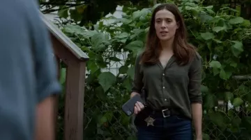 James perse Sheer Panel Shirt usado por Kim Burgess (Marina Squerciati) como se ve en Chicago P.D. (S10E02)