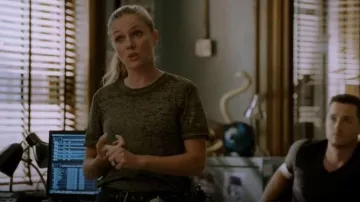 Rag and Bone The Burnout Tee porté par Hailey Upton (Tracy Spiridakos) vu à Chicago P.D. (S10E02)