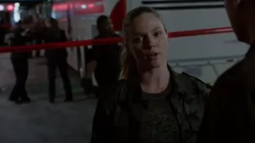 Chaqueta de camuflaje militar L'agence Cromwell usada por Hailey Upton (Tracy Spiridakos) como se ve en Chicago P.D. (S10E02)
