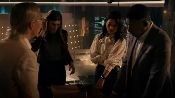Alice + Olivia Mallie Blusa usada por Jenn Chou (Nanrisa Lee) como se ve en Quantum Leap (S01E03)