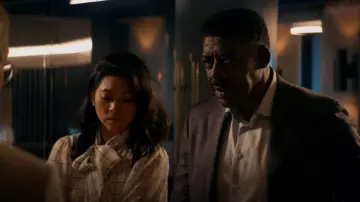 Boucles d’oreilles Kendra Scott Ellie Gold Stud portées par Jenn Chou (Nanrisa Lee) vues dans Quantum Leap (S01E03)