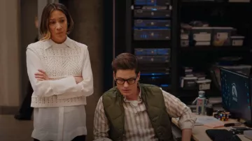 Pull sans manches Rag and Bone Renée porté par Sarah Truong (Mayko Nguyen) vu dans Hudson & Rex (S05E01)